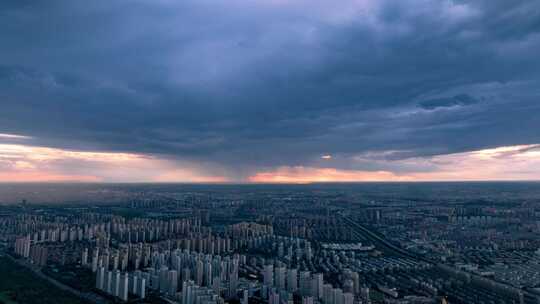 雨幕来袭 航拍阴雨天的城市风光交通干道