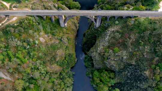 空中鸟瞰横跨乌拉河的冈甸桥。多莉后仰，倾斜以展示新的Ull