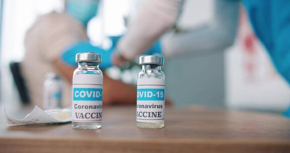 医院桌子上的新冠疫苗特写镜头