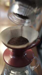 V60红色01滤杯_倒入咖啡粉