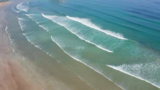 蔚蓝海水海浪拍打海岸