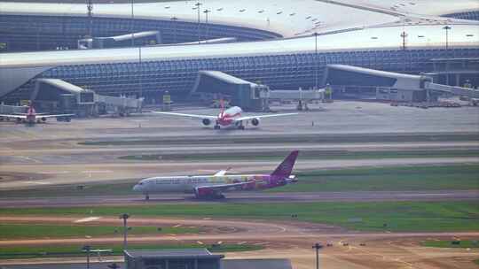 8K深圳机场起飞的吉祥航空客机