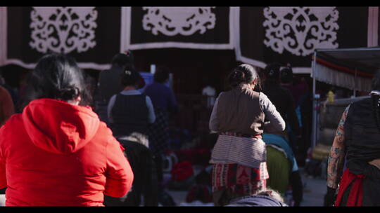 西藏拉萨冬日早晨八廓街大昭寺藏族朝拜人群