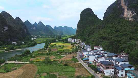 航拍桂林阳朔遇龙河十里画廊竹筏漂流稻田