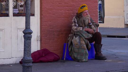 无家可归的人坐在街上视频素材模板下载