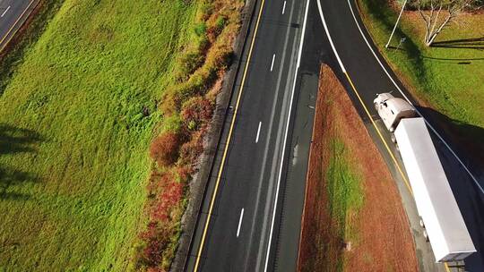 航拍卡车在高速公路上行驶