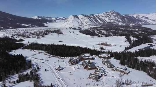 航拍新疆冬季喀纳斯河流晨雾雪山森林雪景