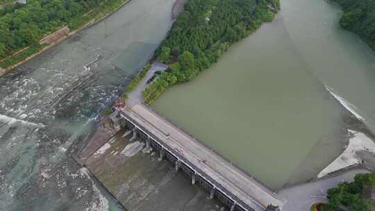 航拍清晨的四川成都岷江都江堰水利工程