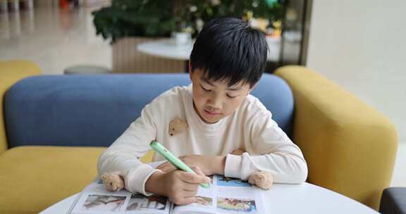 小孩使用翻译笔认真专注学习阅读慢镜头