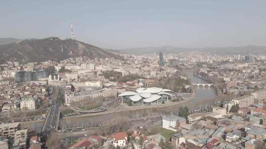 格鲁吉亚第比利斯——2021年10月25日：飞越第比利斯市中心的巴拉塔什维利桥视频素材模板下载