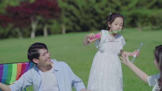 草地上的一家人 温馨一家人