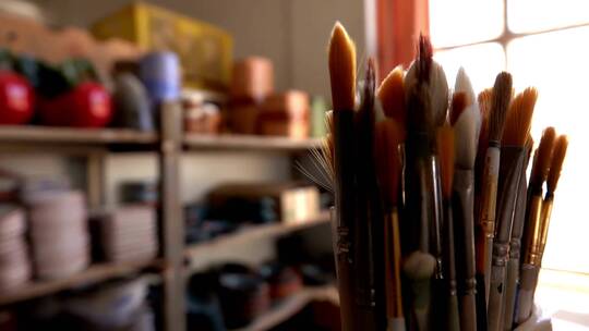 绘画工作室艺术课画笔笔筒
