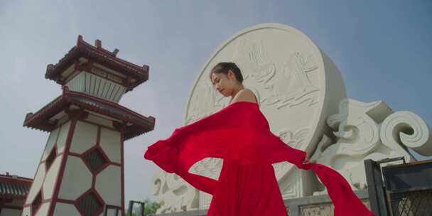 女孩在赵王城遗址公园跳舞