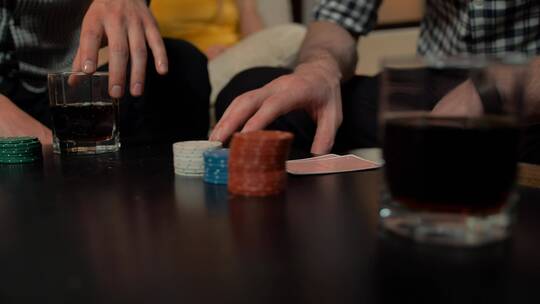 年轻人玩扑克的时候坐在桌子上视频素材模板下载