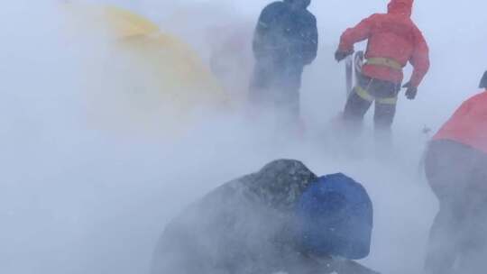 暴风雪中人们在露营地搭建帐篷户外探险北极