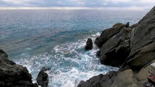 海浪拍打着岩石