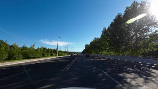 驾车开车乘车行驶在城市道路上第一视角