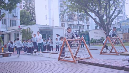 幼儿园的老师和孩子们玩耍学习