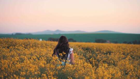 女人在田野油菜花奔跑