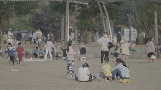 公园中人群休闲活动场景