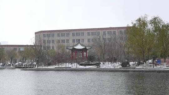 冬天初雪大雪古亭飘雪慢镜头，古代意境美