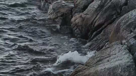 海浪撞击岩石层