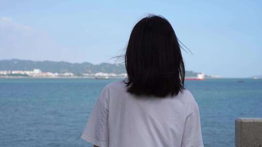 美女站在海边看海一个人看风景风光女性背影视频素材模板下载