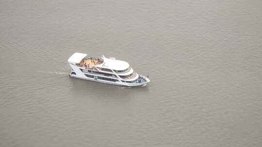 一艘游艇在上海黄浦江上航行