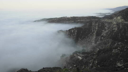 沿海山脉日出雾的延时