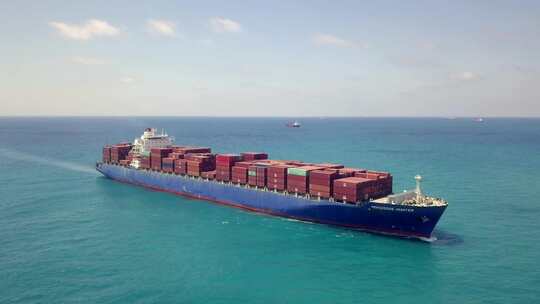 海上大型集装箱货船的航拍镜头
