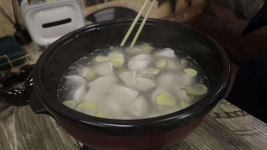 在煮饺子美食