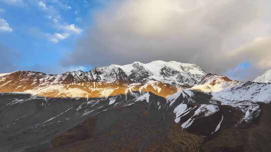 航拍川西横断山脉勒多曼因雪山日照金山风光