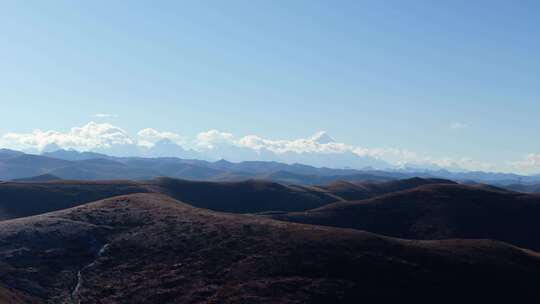 四川川西贡嘎雪山日出三峦叠嶂风光航拍