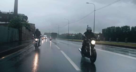 雨天骑摩托车