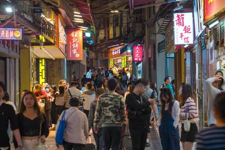 澳门大三巴美食街人来人往夜景色延时8K