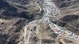 航拍山间蜿蜒公路高清在线视频素材下载
