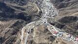 航拍山间蜿蜒公路高清在线视频素材下载