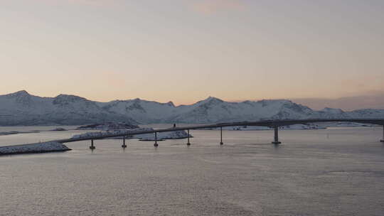 冬季，挪威特罗姆瑟，斯堪的纳维亚半岛索马罗伊岛的桥梁——无人机空中拍摄
