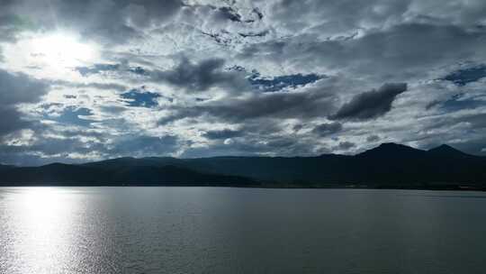 航拍云南丽江拉市海湿地公园雨过天晴蓝天