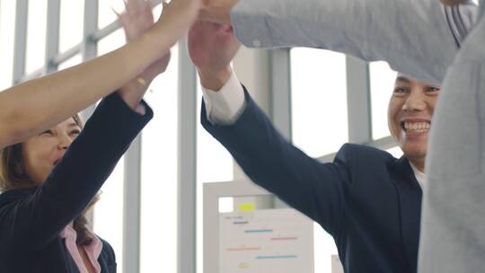 商业团队胜利的击掌