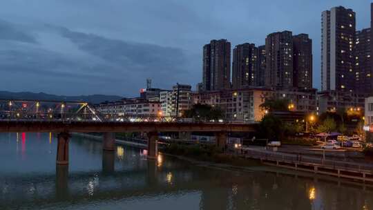 夜晚山城河流桥梁火车头经过