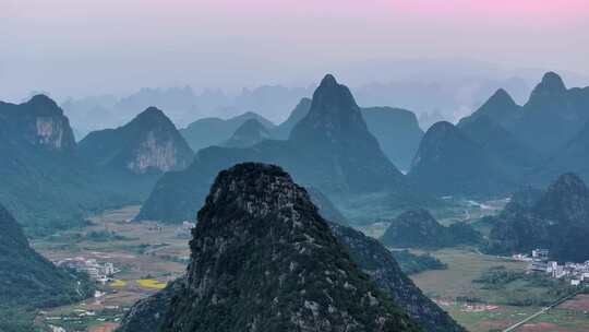 暮色下的群山远景