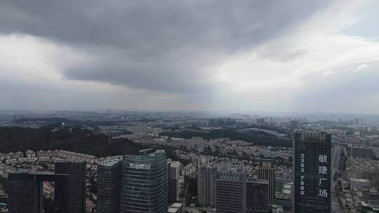 风雨来临的城市