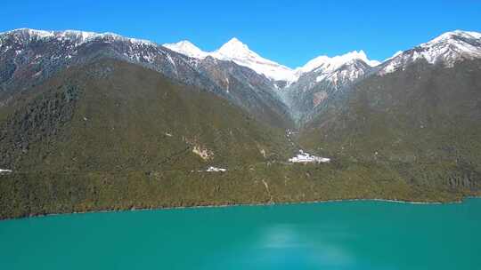 航拍西藏林芝巴松措景区雪山森林湖泊风光