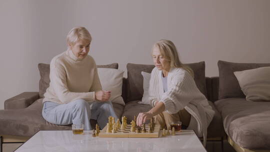在家里下棋的女人