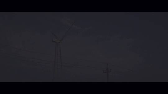夜晚的风力发电风车