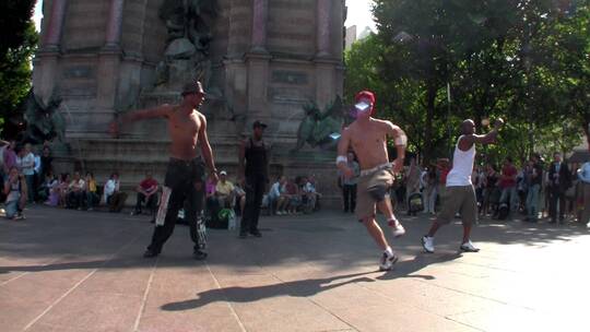 在街边跳街舞的舞者视频素材模板下载