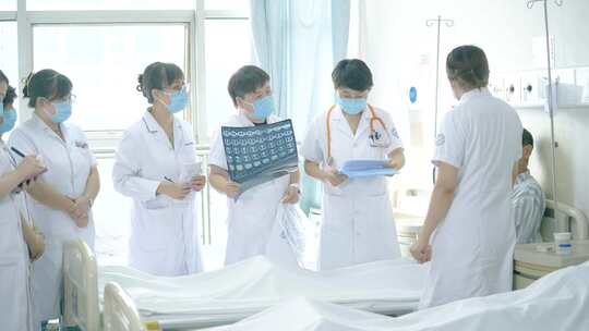 医生查看病人拍摄的CT片 询问病人