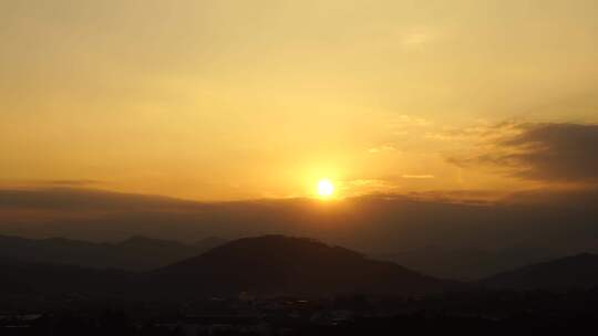 山峰日出实拍日落夕阳黄昏山脉风景太阳下山