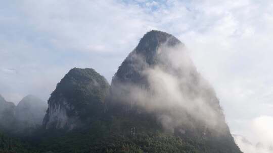 云雾缭绕的秀丽山峰自然景观